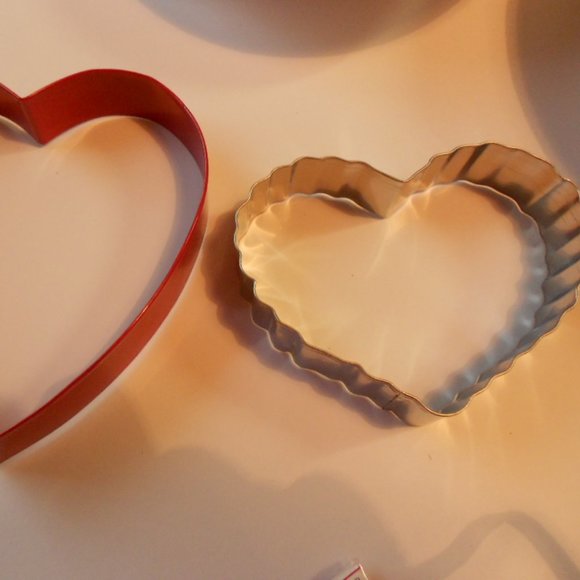 Valentines Lot of Party Plates & Assorted Items - Picture 14 of 16